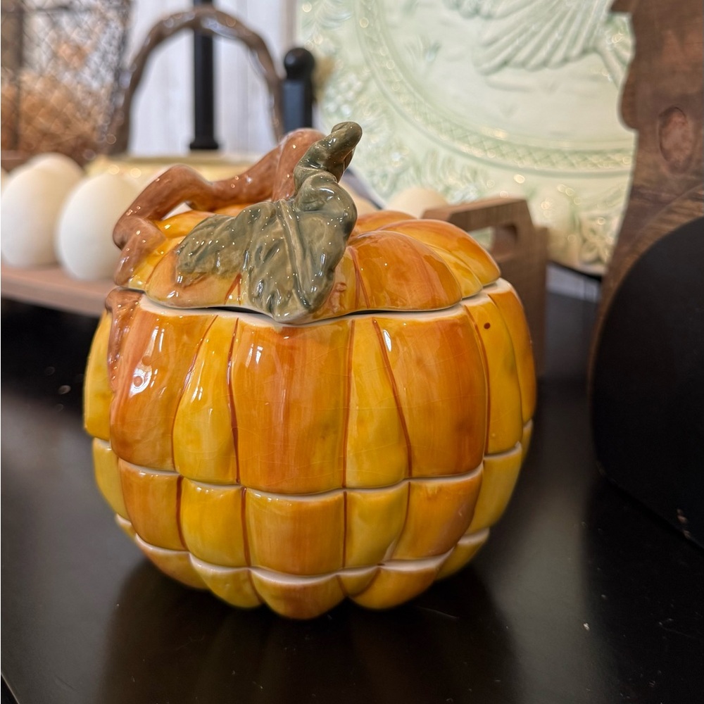 Ceramic pumpkin measuring cups.
